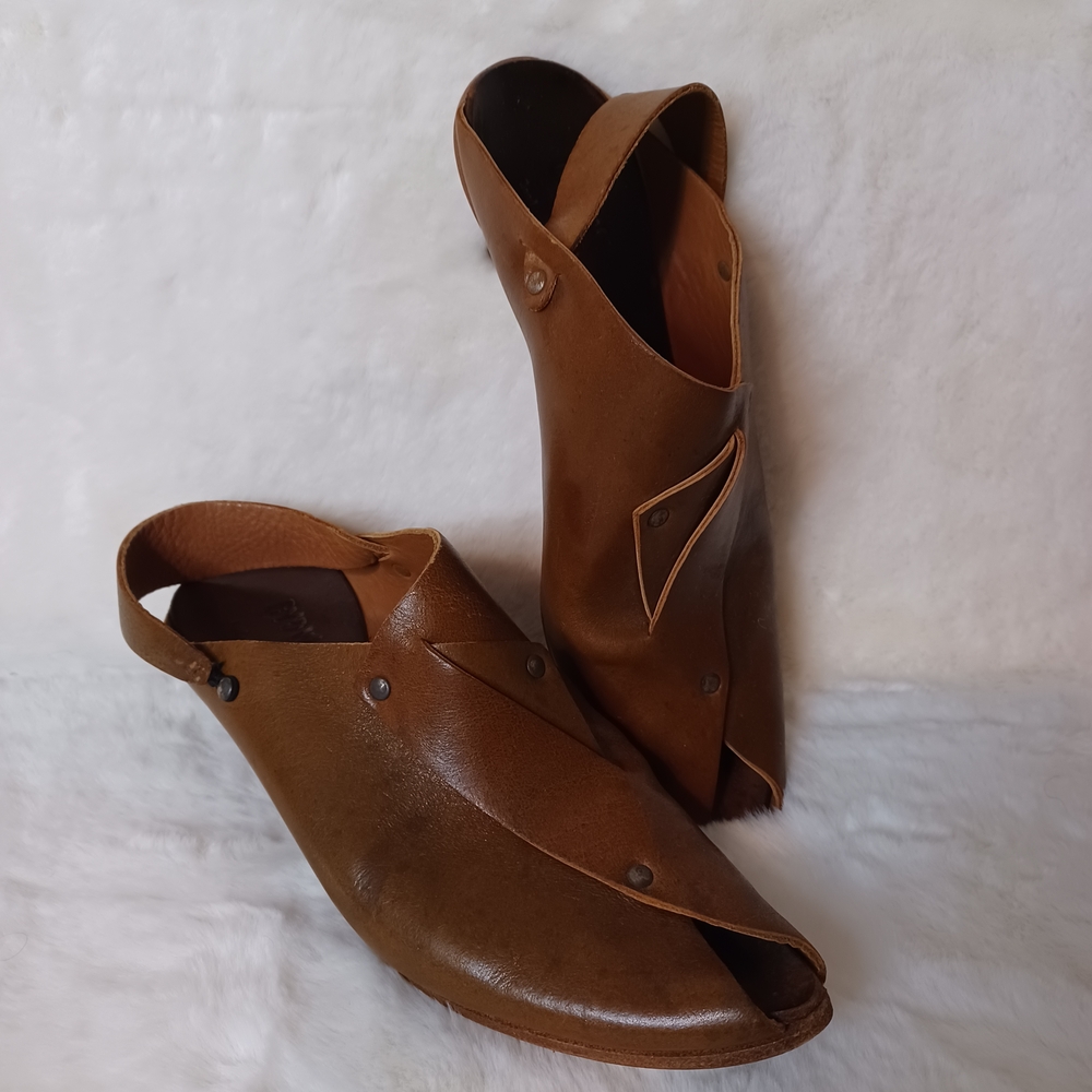 Cydwoq Vintage Handmade In usa Brown Leather Open-Toe Kitten Heel Sandals